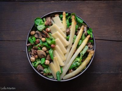 Salade-dasperges-roties-champignons-de-Paris-lardons-fumes-et-vieux-Comte